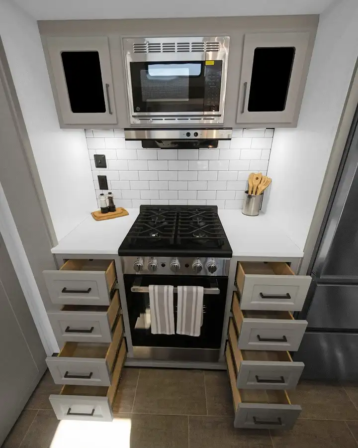 Flank the Range With Pull-Out Drawers on Both Sides