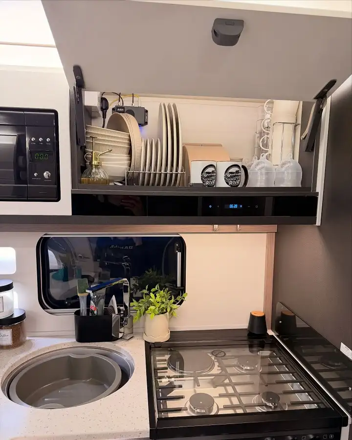 Let a Built-In Plate Rack Do the Bracing for You